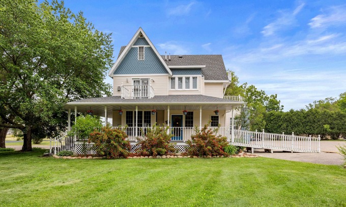 King Maison | Big Blue on QQ - 5 Br House Near the Chain of Lakes