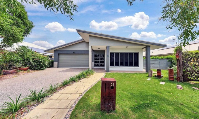Muirhead Maison | Big & Breezy House | Mins to Beach, Hospital & Uni by Tropical BNB