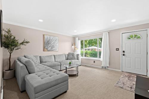 Dearborn Heights Maison | Big Fenced Backyard Sleeps 8