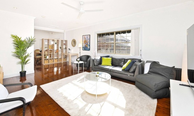 Hurstville Maison | Big House + Home Cinema & Queen Beds