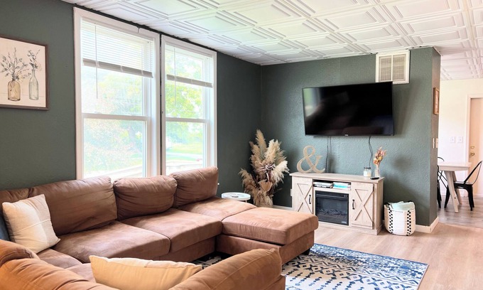 Champaign Maison | BIG House in the heart of Champaign. 6 blocks to campus. Game Room!