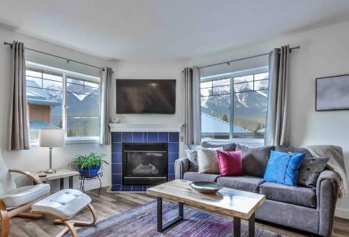 Harvie Heights Appartement | Big Mountain Views - Bright 2-story Corner Unit