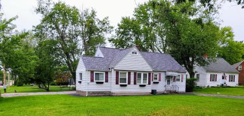 West Seneca Maison | Big new house with huge parking