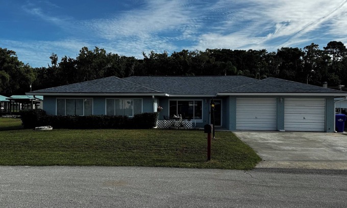 Astor Maison | Big Soothing 3-bedroom house with AC in Astor on the St John’s River!