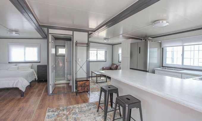 Big Spring Cabine | Big Spring, TX-Tiny Home Charm - Studio