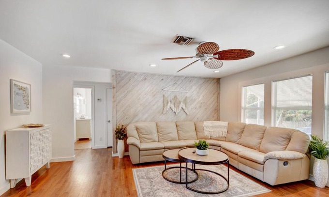 Lake Worth Maison | Big vacation home with POOL, BBQ - 9min to BEACH