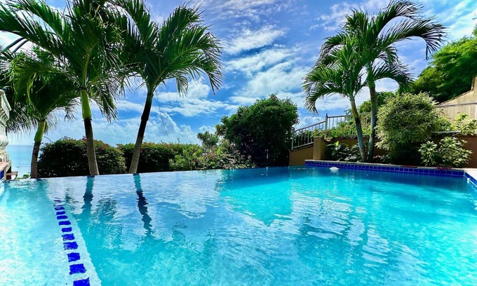 Estate Fortsberg Villa | Grande vue et vagues sur les récifs de cette superbe piscine privée Villa
