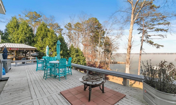 Shorterville Maison | BIG WATER views in Abbeville: 3BR, Master Ste, Hot Tub, Ice Machine, Beach Area
