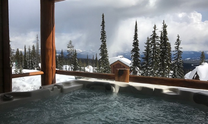 Big White Ski Resort Copropriété | Big White Retreat across from Bullet Chair and Steps to Village