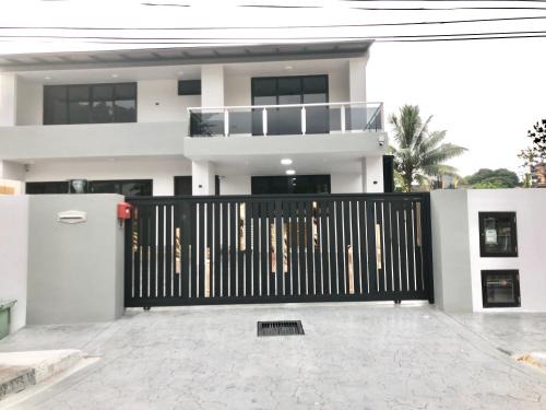 Mukim 16 Ayer Hitam Maison | BigLanded House NR Penang Hill & Kek Lok Si Temple