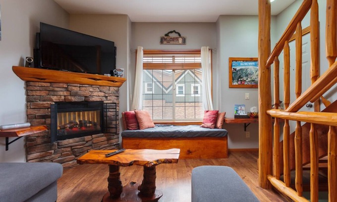 Big White Ski Resort Maison | BigWhite Ski In/Out Chalet w Private HotTub & Garage