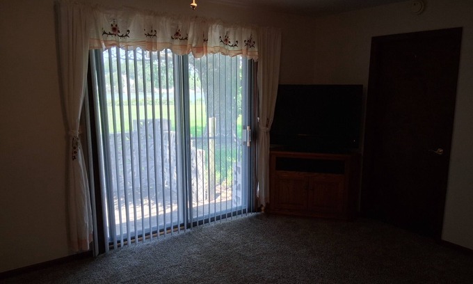 Iola Maison | Bike, Fish, Relax 3 BR Lakefront Ranch House