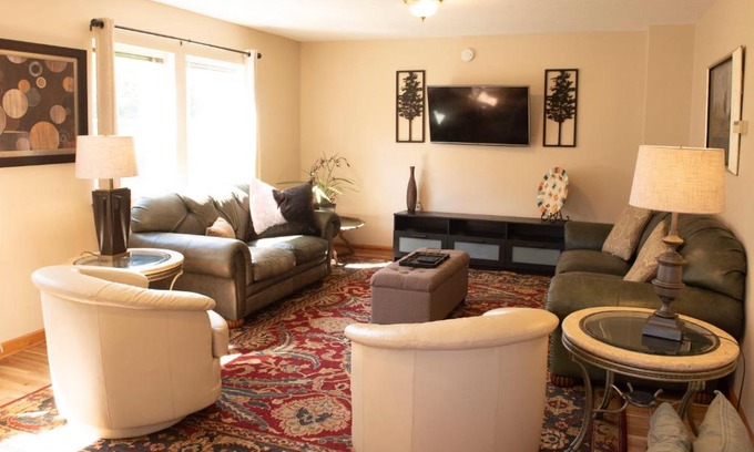 Athens Maison | Biker Hiker friendly 3 bedroom by Strouds Run State Park
