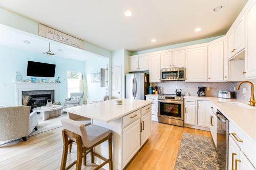 Ocean View Maison | Bikes, Kayaks, Pool Getaway 3 Mi to Bethany Beach