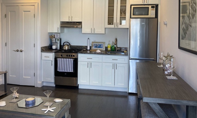 Long Beach Appartement | Bikinis & Martinis a Modern Beach Studio for 2 only 5 minute walk to the beach