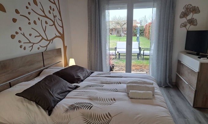 Pouilly-les-Nonains Lit Et Petit-Déjeuner | BILOBA guest room, bathroom WC and exterior
