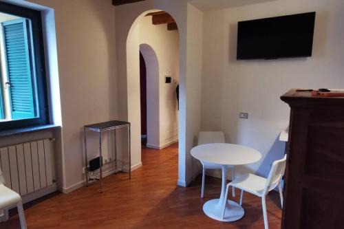 Angera Appartement | Bilocale in corte ristrutturata
