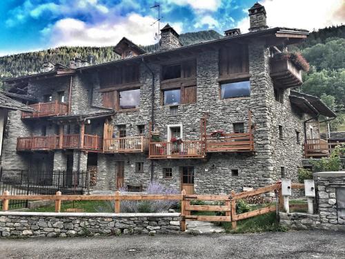 La Salle Appartement | Bilocale pietra e legno immerso nella natura