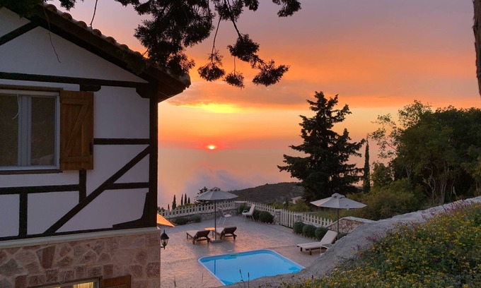 Chortata Maison | Splendides Couchers de Soleil Ioniens aux Villas bioclimatiques en zone NATURA