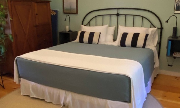 Wiscasset Appartement | Birch Point at Cushman Cove- Entire Suite- King size bed, private setting