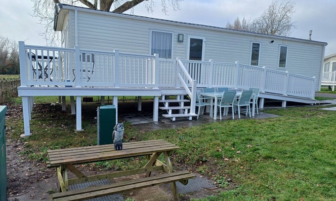 Hamworthy Maison | Bird of Paradise - Lovely modern dog friendly caravan at Rockley Park, Poole