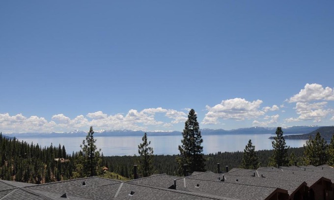 Incline Village Maison | Bitterbrush - 400 Fairview Boulevard - very close to Diamond Peak and beaches - WSTR21-0086 - Tax ID W4900 - Max 7 people, 2 cars parking in carports