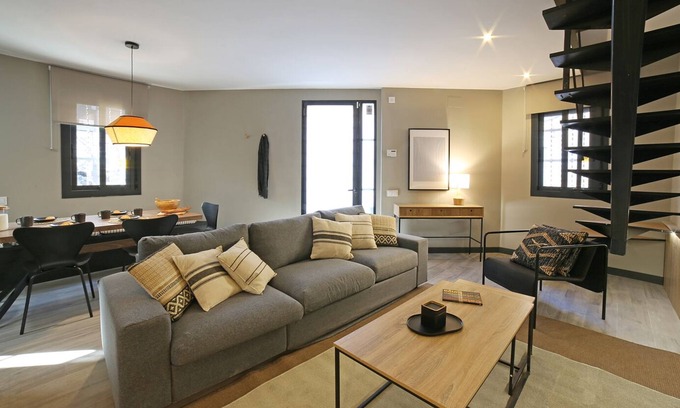 Collblanc y La Torrassa Maison | Blackhouse. With pool. BCN. FCB Stadium and Fira