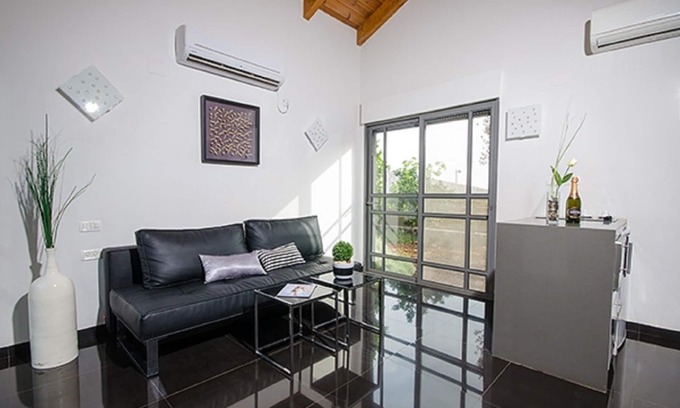 Had Nes Appartement | Black and White Holiday