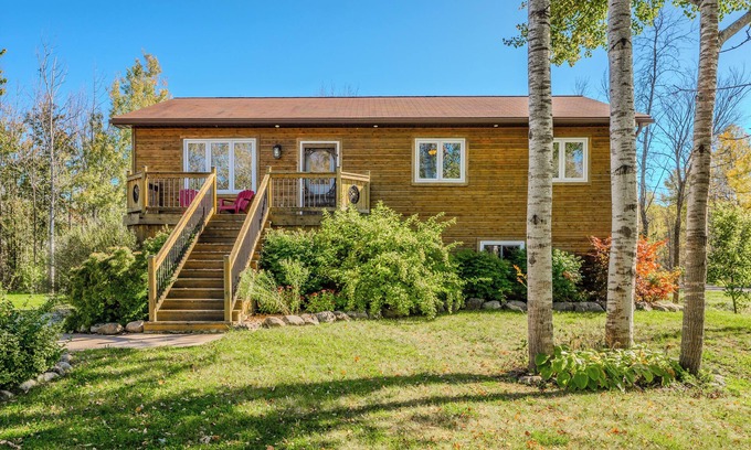 Miller Lake Cabine | Cozy 4-Season Cottage w/ Hot Tub