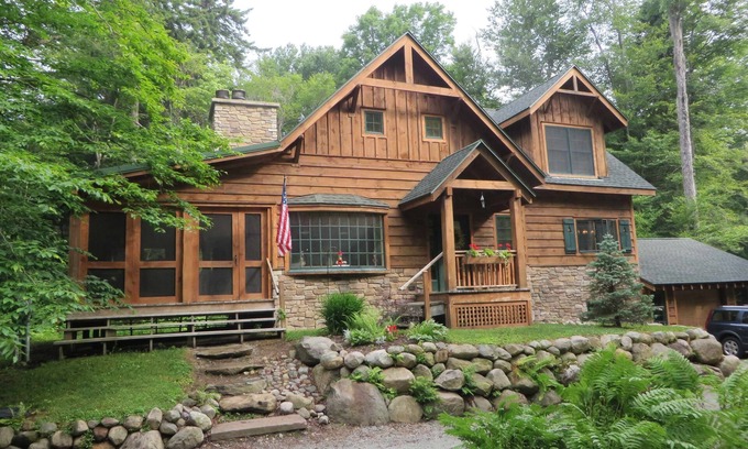 Inlet Cabine | Ours noir qui traverse Adirondack Cabin