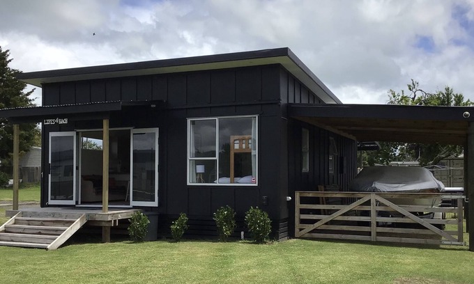 Mangakino Maison | Black Beauty - Spacious Family Retreat for 12 + Spa
