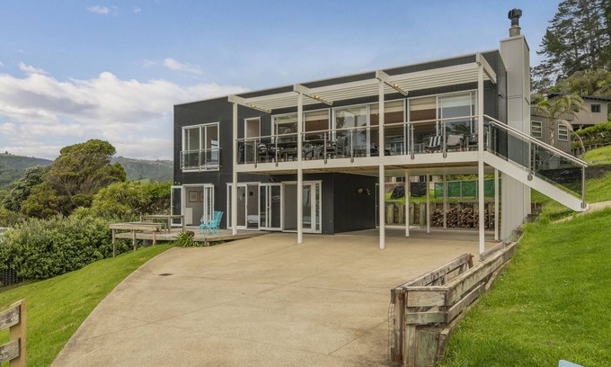 Kuaotunu Maison | Black House Lookout - Kuaotunu Holiday Home