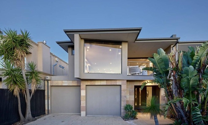 Black Rock Maison | Black Rock Beach Haus overlooking the beach & HMS Cerberus