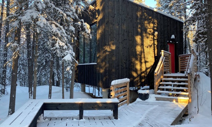 Whitehorse Cabine | Black Spruce - Red Door