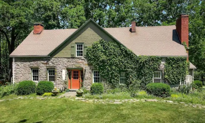 Mount Marion Maison | Black Walnut Farm: 1700s Farmhouse on 34 acres, Antique Lover's Dream