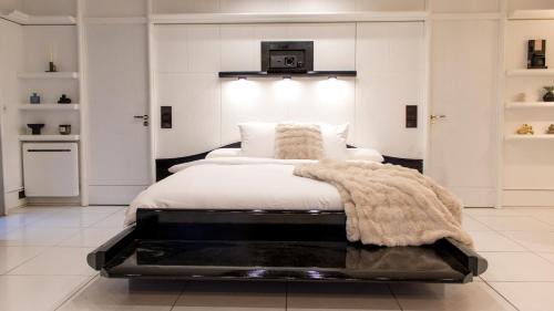 Gif-sur-Yvette Appartement | Black & White Suite & SPA - Sauna & Jacuzzi