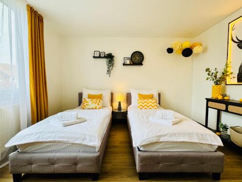 Bielefeld Appartement | Black&Yellow Apartment Bielefeld 24h Check in WLAN Parkplatz ÖPNV