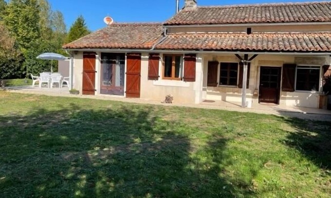 Blanzay Maison | Blanzay Stone Villa, a property with a garden, is set in Blanzay