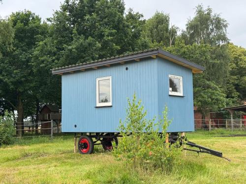 Stuhren Autre | Blauer Wagen im Grünen