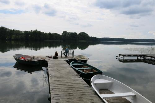 Klein Labenz Maison | "Blaues Haus am See mit Boot"