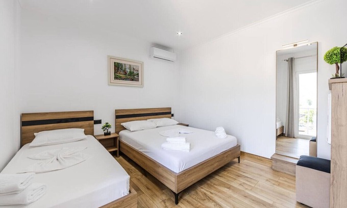 Gjirokaster Appartement | Bliss Triple Room by PikHost