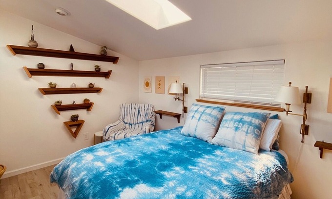 Eureka Maison | Blissful Beach Bungalow - 5 min from the Beach!