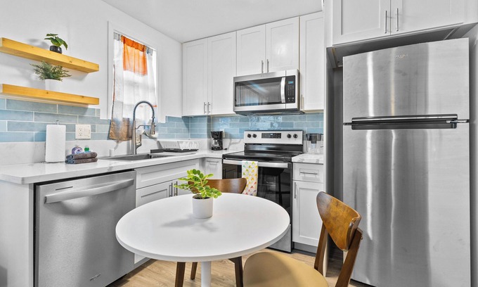 McCully - Moiliili Appartement | Blissful Honolulu Oasis: Renovated & Modern w/ AC