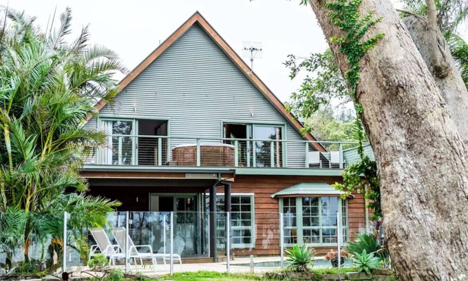 Lake Munmorah Cabine | Blissful Lakefront Pool & Oasis