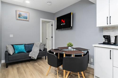 Southwest Edmonton Appartement | Blissful Nest - Cozy, Classy 2 Bedroom Private Suite Netflix, free Parking, 20 minutes to West Edmonton Mall and Airport