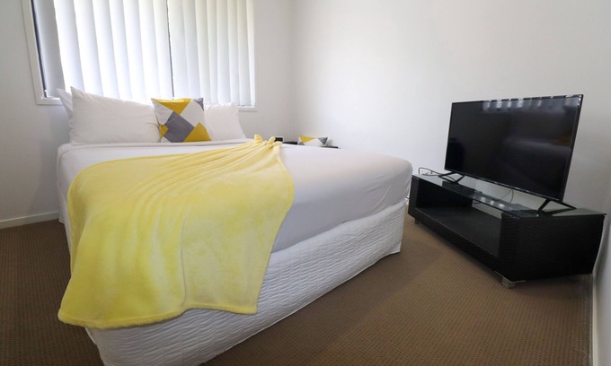 Morayfield Maison | BLK Stays Guest House Deluxe Unit One Side