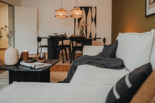 Haarentor Appartement | BLOOM Apartment für bis zu 6 Personen kostenloser Parkplatz Balkon Babybett 3 Zimmer