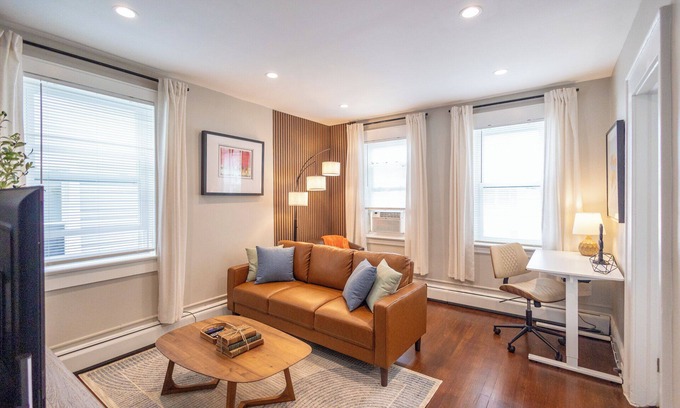Ampere Appartement | Bloomfield 2BR, Pets OK, Park2Cars, Laundry, Fios, Safe, Quiet, Convenient