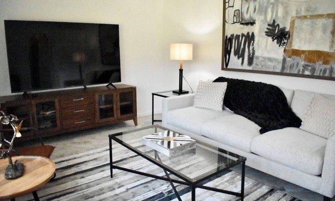 Bloomfield Hills Maison | Bloomfield Hills Modern, Luxurious Ranch, 1900 Sq Ft, 3 Bedroom/2.5 Bath + Patio