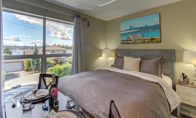 Mercer Island Maison | Blue Angels Room Mercer Island